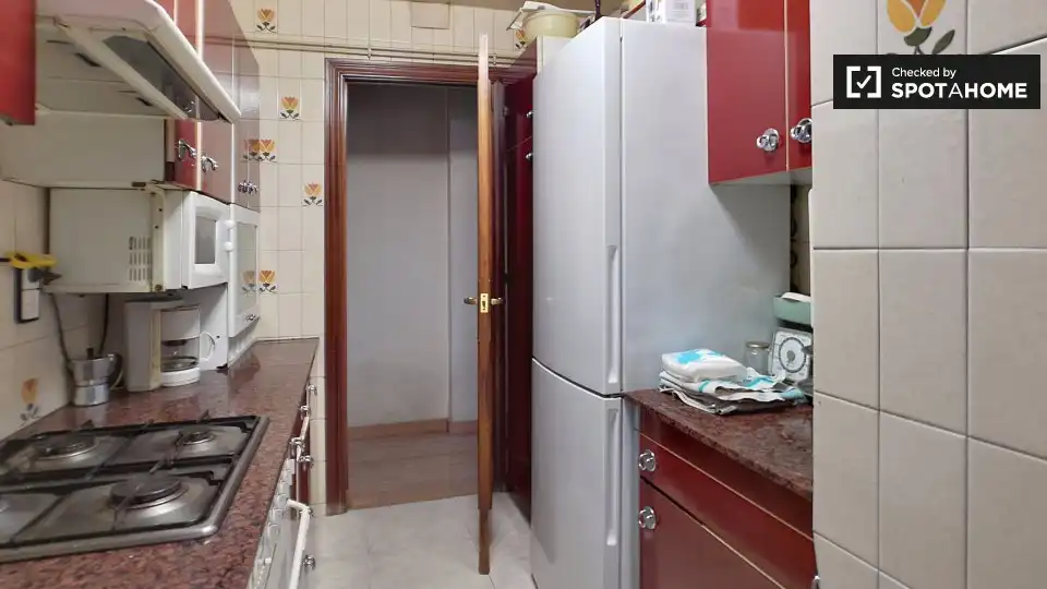 Cuina de Pis de lloguer en Barcelona amb Aire condicionat, Calefacció i Moblat