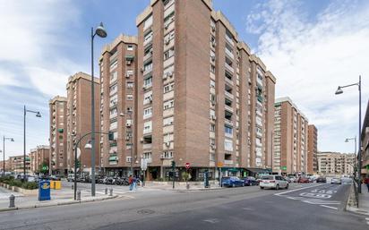 Vista exterior de Pis en venda en  Granada Capital amb Terrassa i Balcó