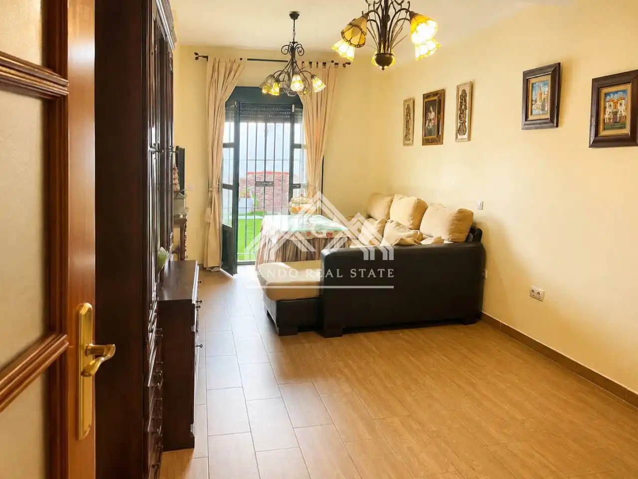 Sala d'estar de Casa adosada en venda en Dos Hermanas amb Aire condicionat i Jardí privat