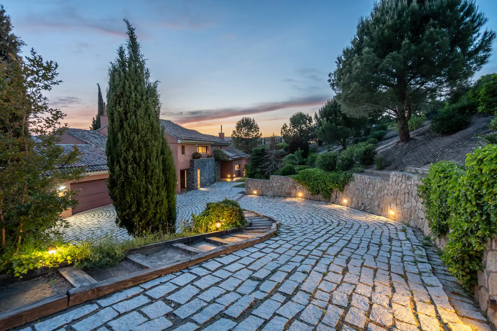 Vista exterior de Casa o xalet en venda en Las Rozas de Madrid amb Aire condicionat, Calefacció i Jardí privat