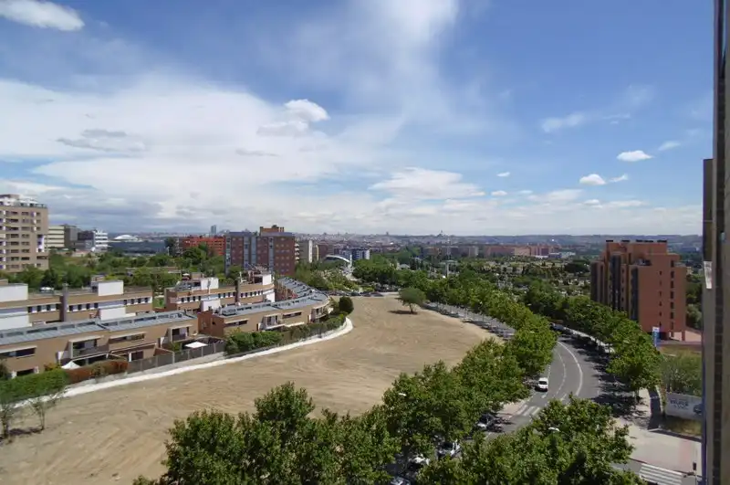 Vista exterior de Àtic de lloguer en Madrid amb Aire condicionat, Calefacció i Jardí privat
