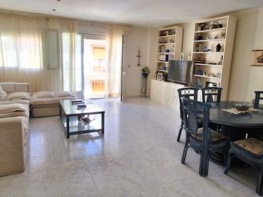 Penthouse with balcony to rent in Carrer Andrés Lambert