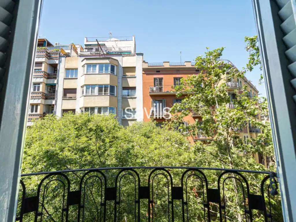 Vista exterior de Apartament en venda en Barcelona amb Aire condicionat, Terrassa i Balcó