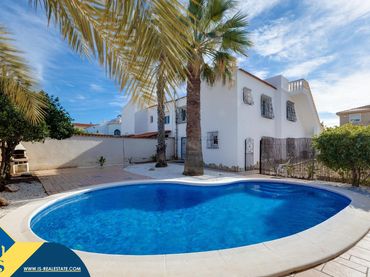 Villa con piscina in vendita a Zona Carrefour - Urbanizaciones