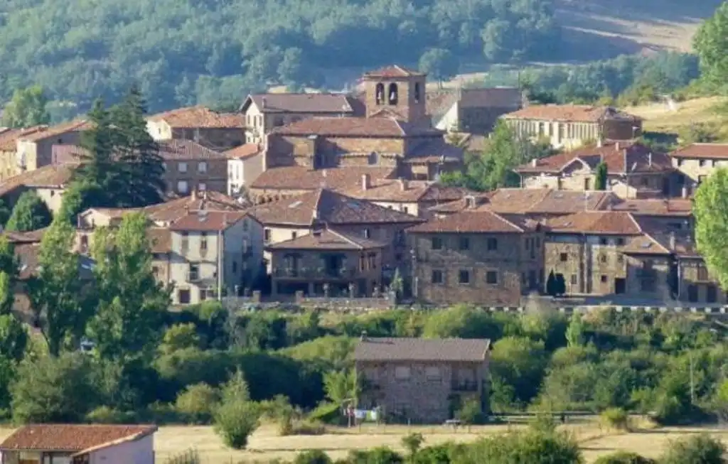 Vista exterior de Casa adosada en venda en Pineda de la Sierra amb Calefacció