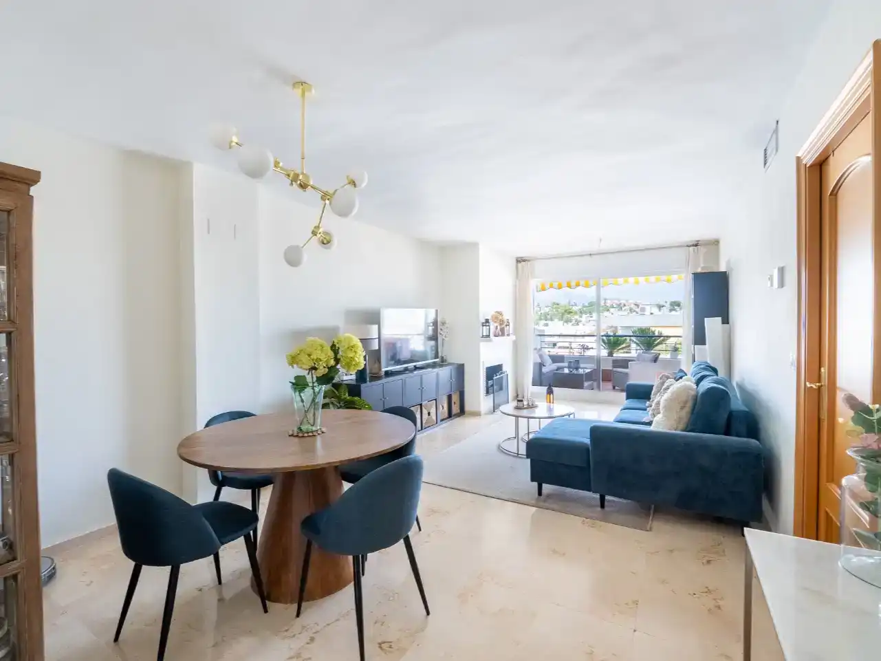 Living room of Flat for sale in Marbella  with Air Conditioner, Swimming Pool and Balcony