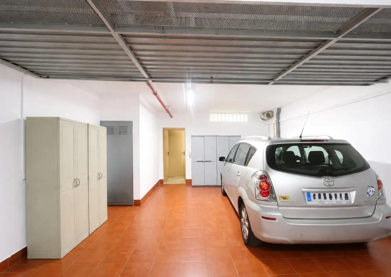 Parkplatz von Einfamilien-Reihenhaus zum Verkauf in Sitges mit Klimaanlage, Heizung und Privatgarten