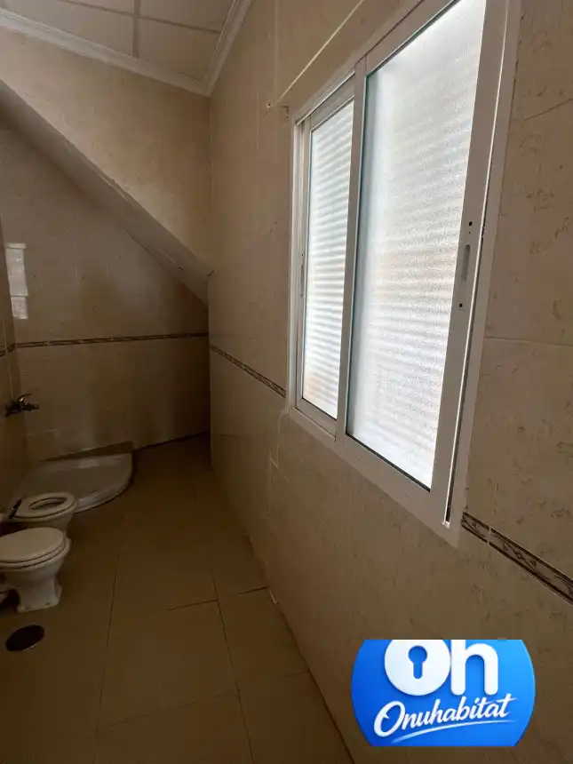 Bany de Pis en venda en Bollullos Par del Condado amb Aire condicionat, Traster i Moblat