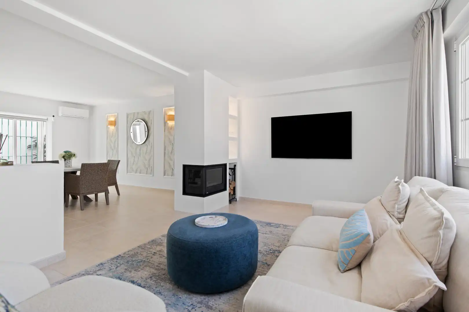 Sala d'estar de Casa adosada en venda en Marbella amb Aire condicionat, Jardí privat i Terrassa