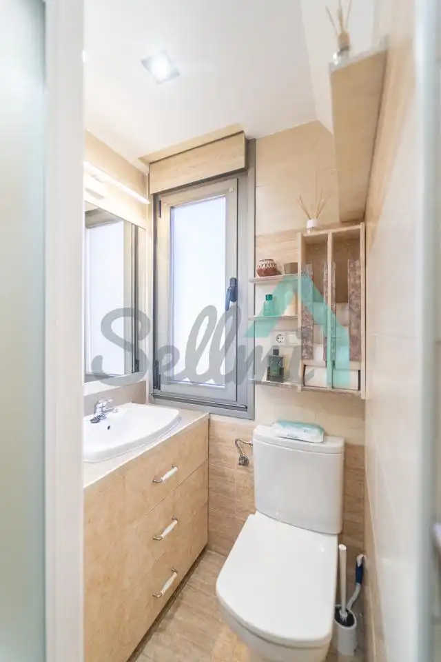 Baño de Ático en venta en Oviedo  con Calefacción, Parquet y Terraza