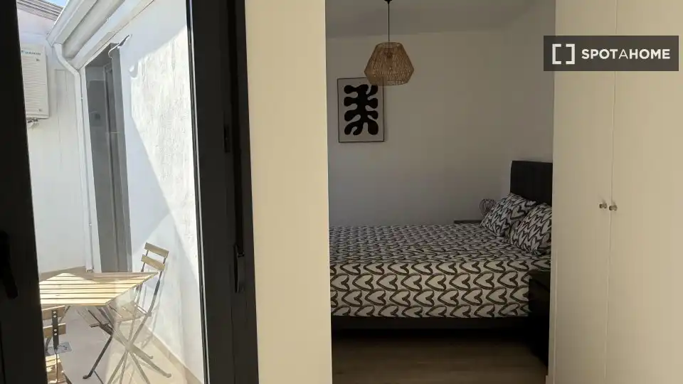 Dormitori de Apartament per a compartir en Málaga amb Aire condicionat, Terrassa i Moblat