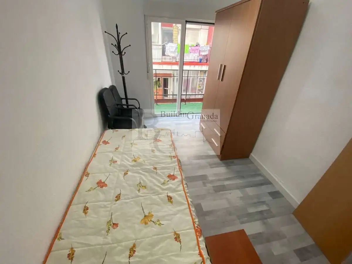 Habitación de Piso de alquiler en Granada con Aire acondicionado, Terraza y Amueblado