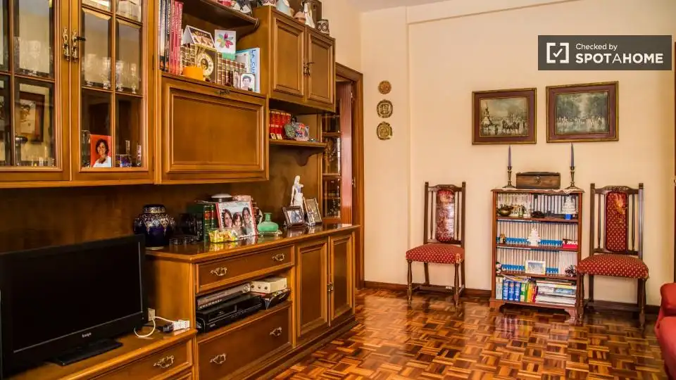 Room in El Baix Guinardó
