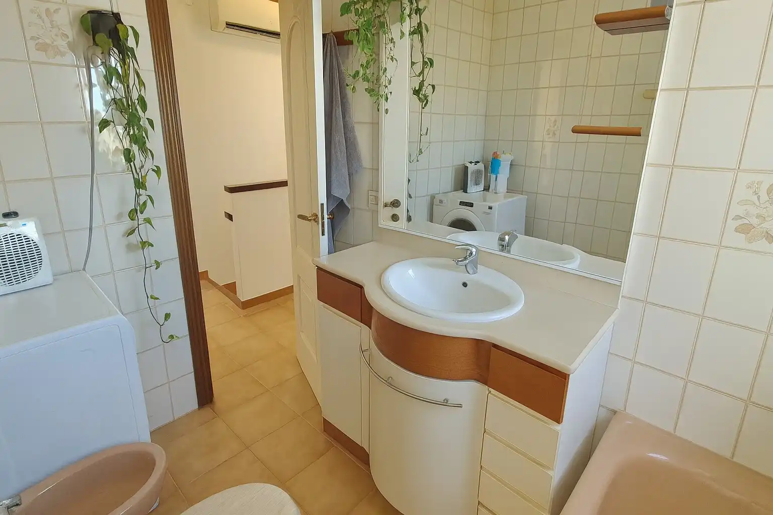 Badezimmer von Einfamilien-Reihenhaus zum Verkauf in Roses mit Klimaanlage, Heizung und Privatgarten