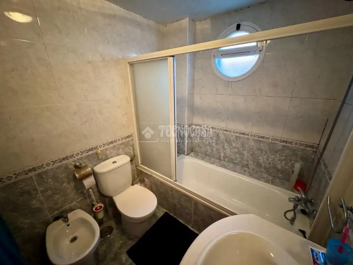 Baño de Casa adosada en venta en Villanueva de la Torre con Aire acondicionado