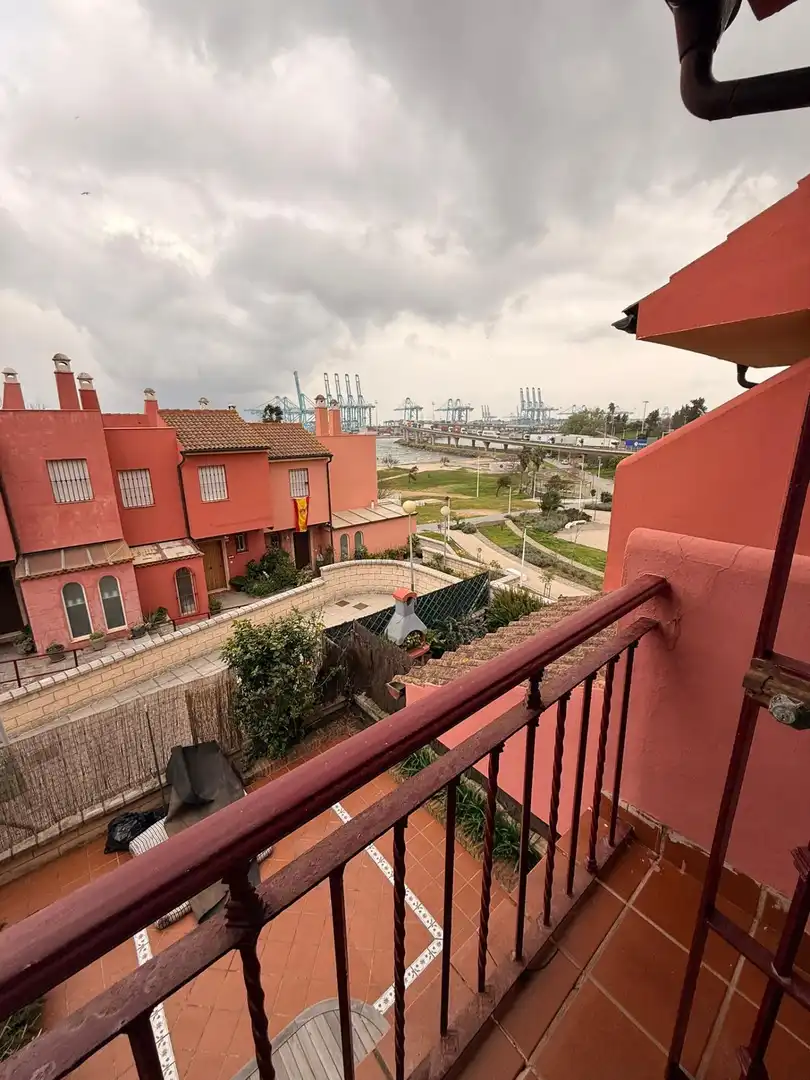 Vista exterior de Casa o xalet en venda en Algeciras amb Balcó i Piscina comunitària