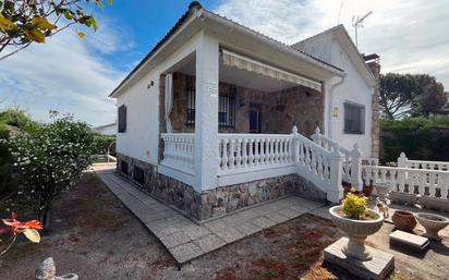 Vista exterior de Casa o xalet en venda en Aldea del Fresno amb Aire condicionat, Terrassa i Piscina