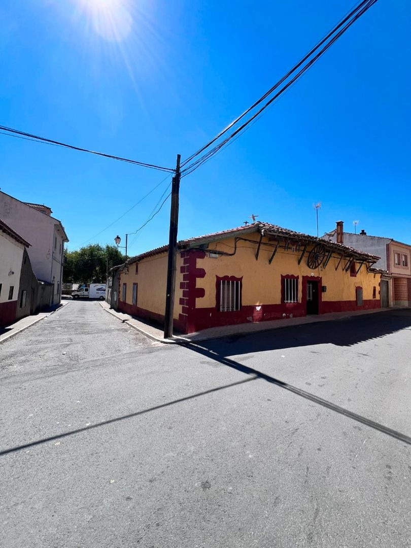 Vista exterior de Casa o xalet en venda en Santa María del Cubillo amb Jardí privat