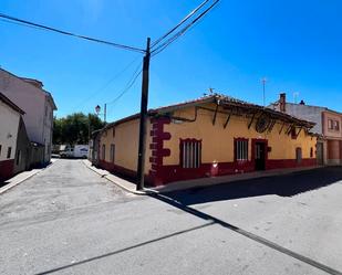 Vista exterior de Casa o xalet en venda en Santa María del Cubillo amb Jardí privat