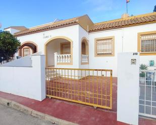 Vista exterior de Casa o xalet en venda en Torrevieja amb Jardí privat, Terrassa i Piscina comunitària