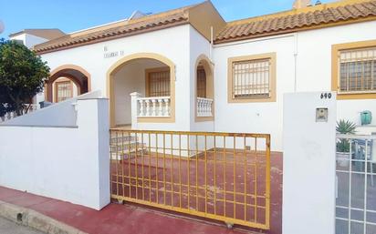 Vista exterior de Casa o xalet en venda en Torrevieja amb Jardí privat, Terrassa i Piscina comunitària