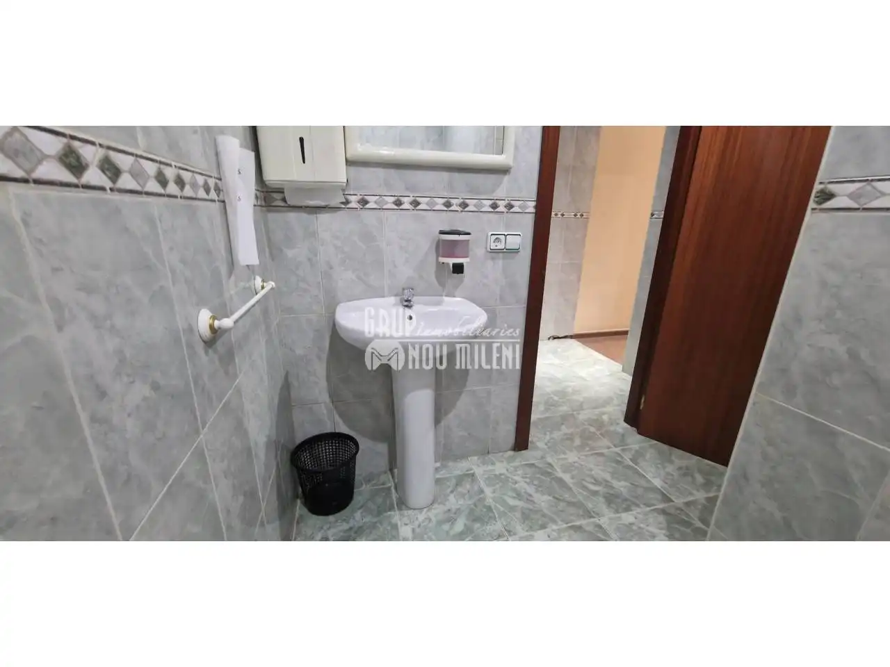 Bathroom of Commercial properties for rent in Valencia