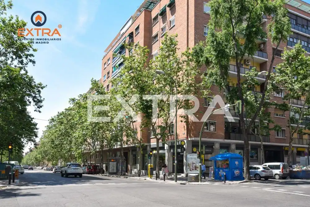 Vista exterior de Piso en venta en Madrid con Calefacción y Alarma