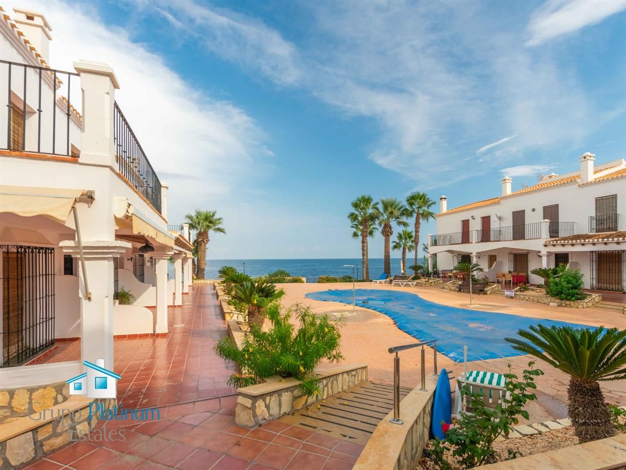 Vista exterior de Casa adosada en venda en Cuevas del Almanzora amb Piscina i Moblat