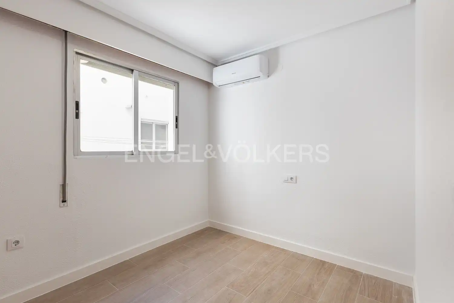 Schlafzimmer von Wohnung zur Miete in Valencia mit Klimaanlage, Heizung und Terrasse