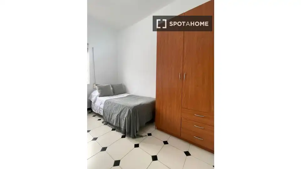 Room in Triana Este