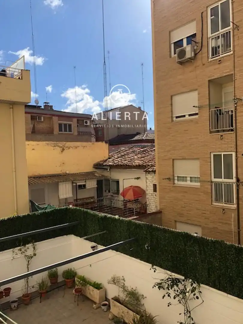 Vista exterior de Piso de alquiler en Zaragoza con Calefacción