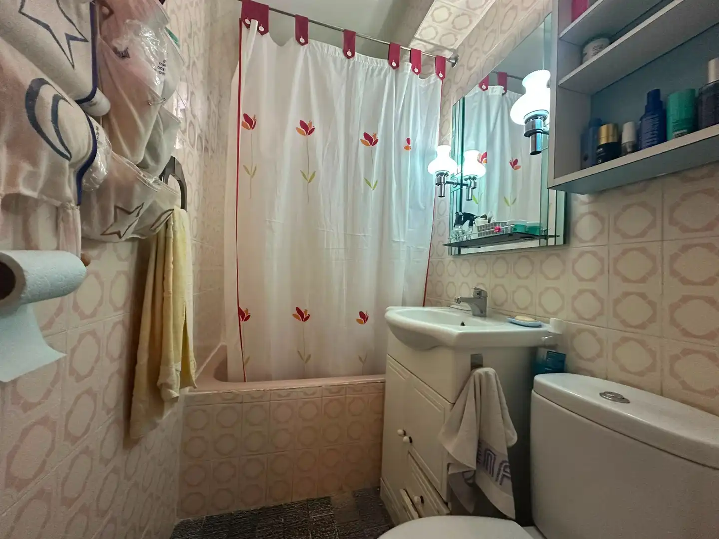 Bathroom of Flat for sale in Madrid  with Air Conditioner and Heating