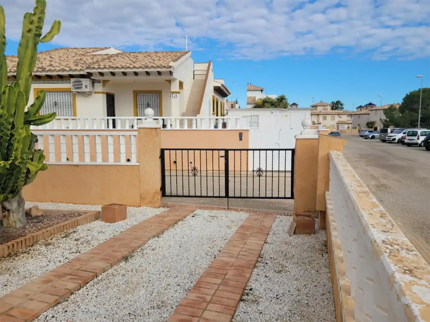 Vista exterior de Casa adosada en venda en Orihuela amb Jardí privat, Traster i Moblat