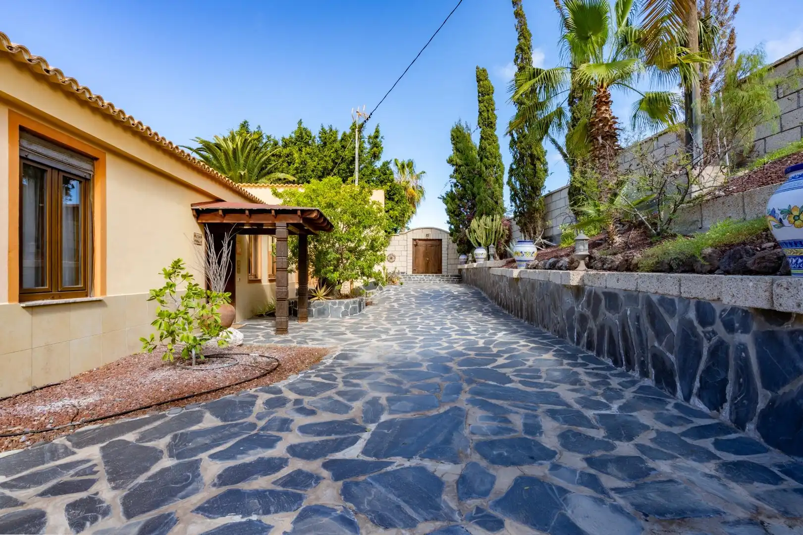 Vista exterior de Casa o xalet en venda en Guía de Isora amb Aire condicionat, Jardí privat i Terrassa