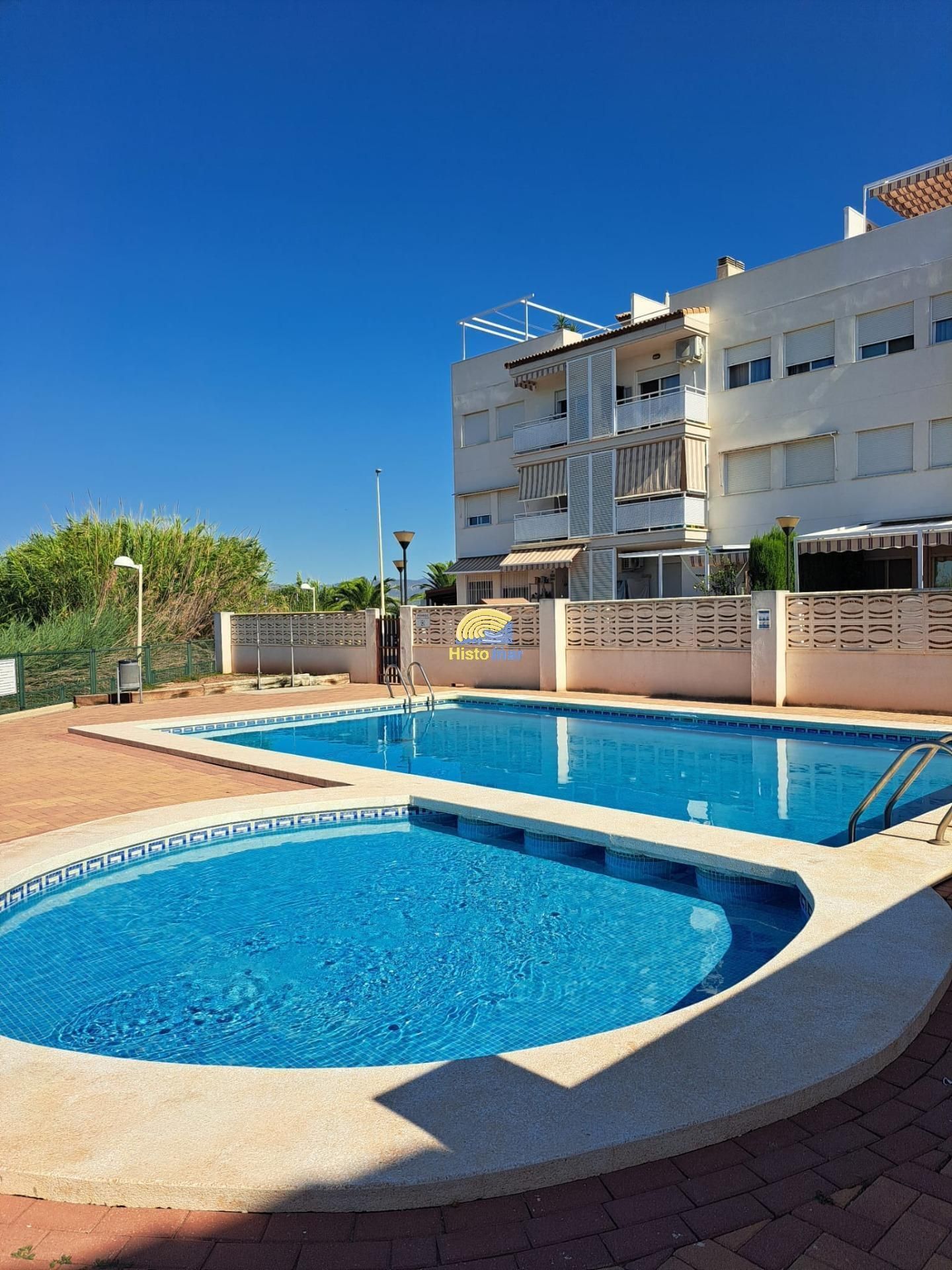 Piscina de Casa adosada en venda en Sagunto / Sagunt amb Aire condicionat, Calefacció i Jardí privat