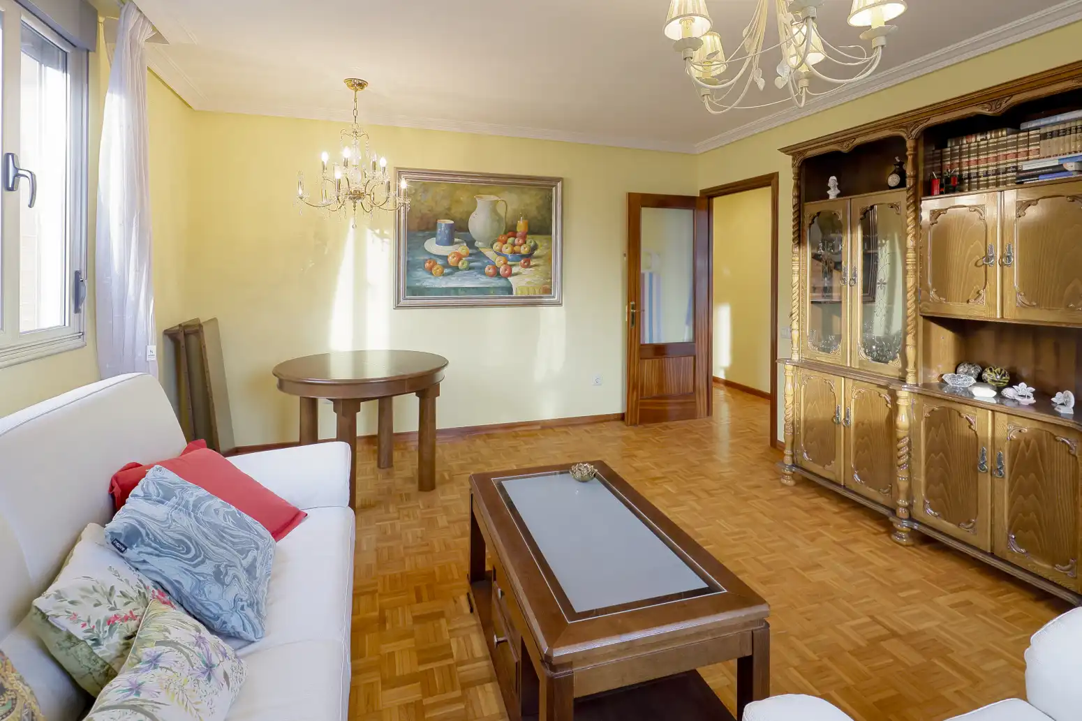 Sala d'estar de Pis en venda en Oviedo  amb Calefacció, Parquet i Traster