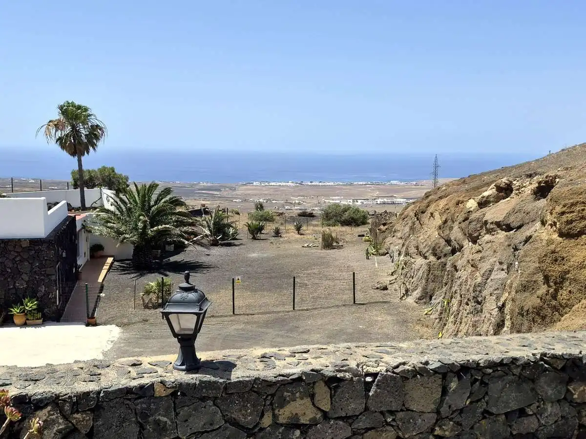 Vista exterior de Casa o xalet en venda en Tías amb Jardí privat, Terrassa i Moblat