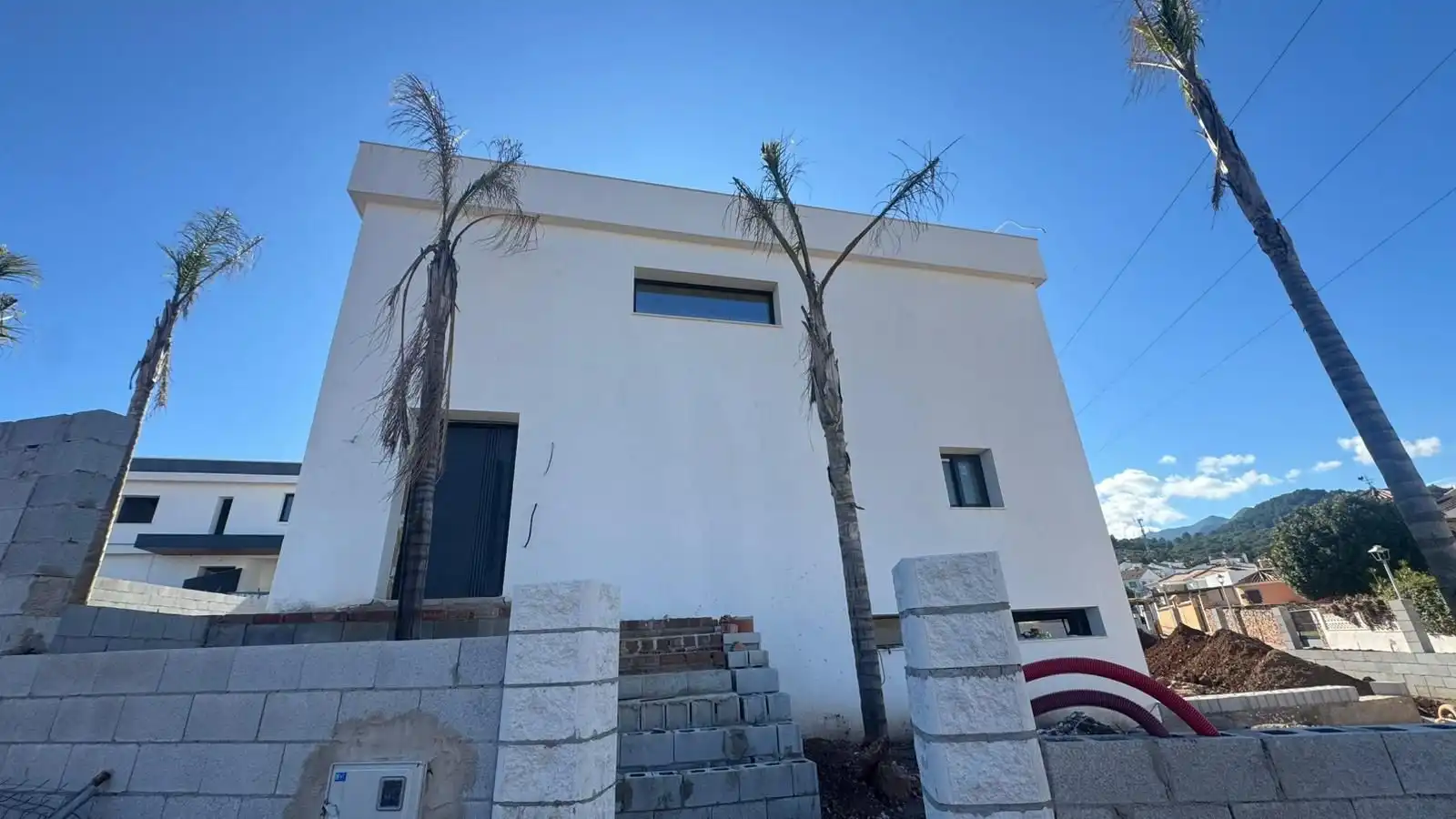 Vista exterior de Casa adosada en venda en Alhaurín de la Torre amb Jardí privat, Terrassa i Piscina comunitària
