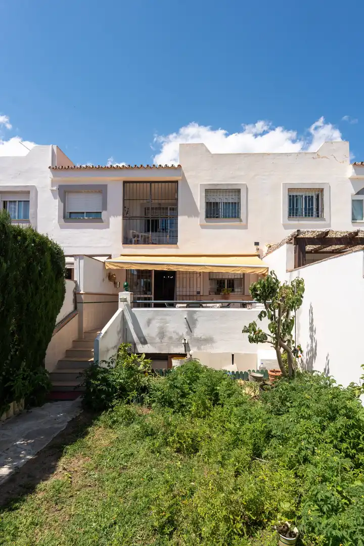 Außenansicht von Einfamilien-Reihenhaus zum Verkauf in Marbella mit Klimaanlage, Privatgarten und Terrasse