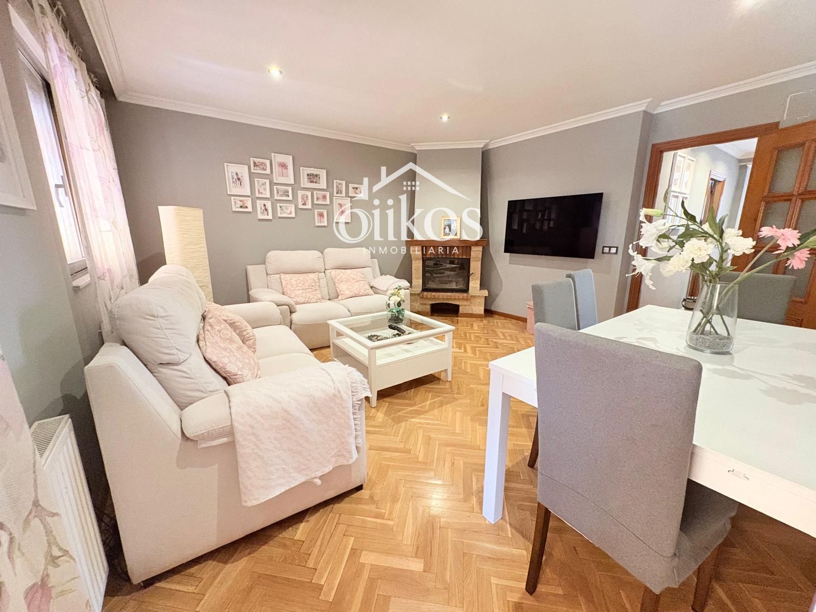 Sala d'estar de Casa adosada en venda en Salamanca Capital amb Calefacció, Parquet i Piscina