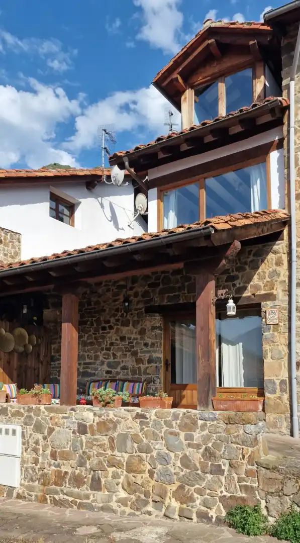 Vista exterior de Casa adosada en venda en Vega de Liébana amb Jardí privat, Terrassa i Traster