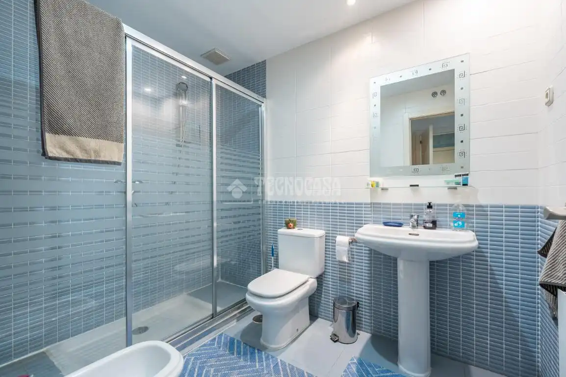 Baño de Casa adosada en venta en Paracuellos de Jarama con Aire acondicionado, Calefacción y Jardín privado