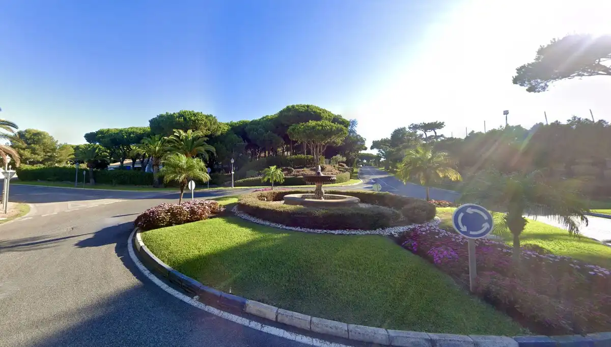 Vista exterior de Casa adosada en venda en Marbella amb Aire condicionat, Terrassa i Alarma