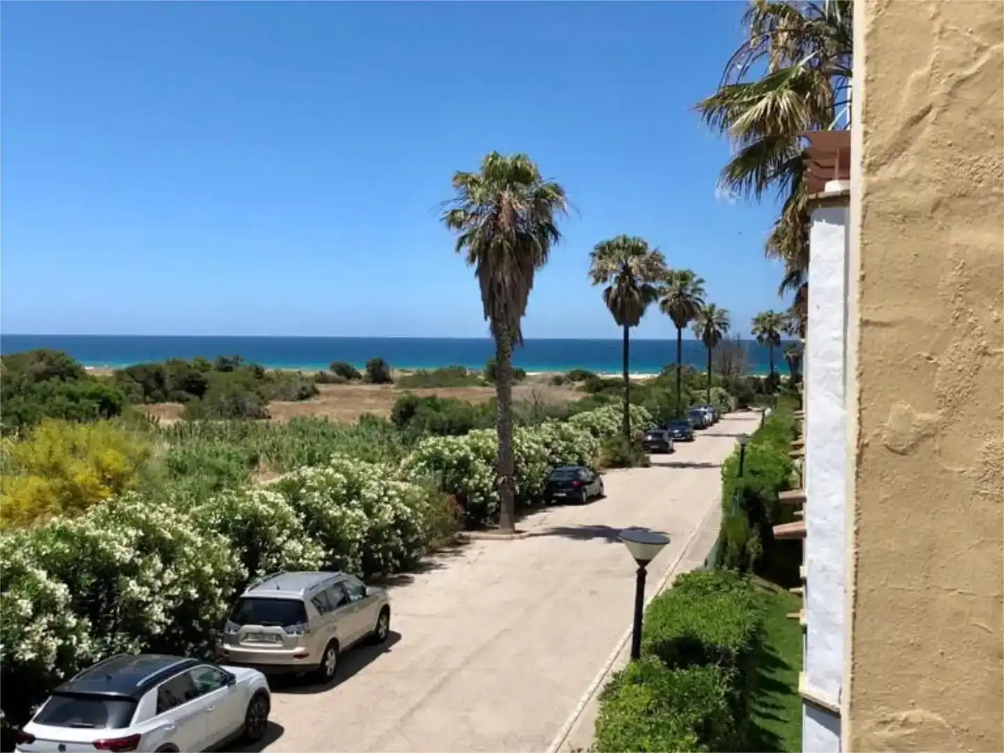 Außenansicht von Wohnungen zur Miete in Zahara de los Atunes mit Klimaanlage, Schwimmbad und Balkon