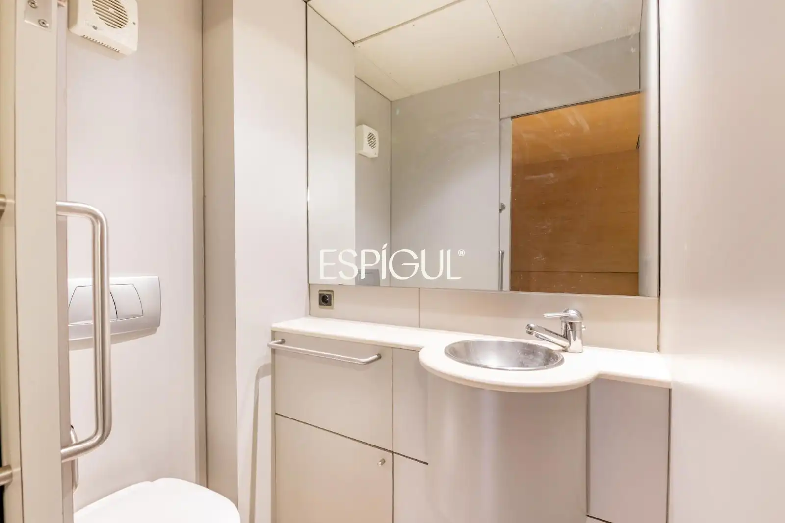 Badezimmer von Geschaftsraum zum Verkauf in Barcelona mit Klimaanlage, Internet und Alarm