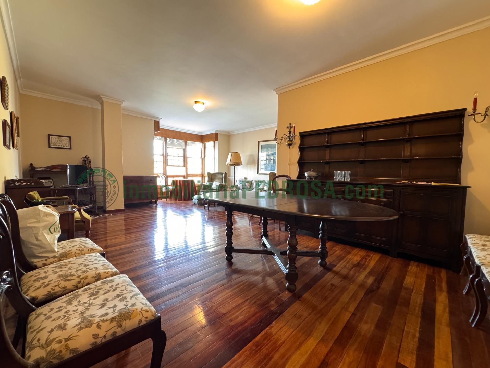 Sala d'estar de Pis en venda en Pontevedra Capital  amb Parquet, Terrassa i Traster