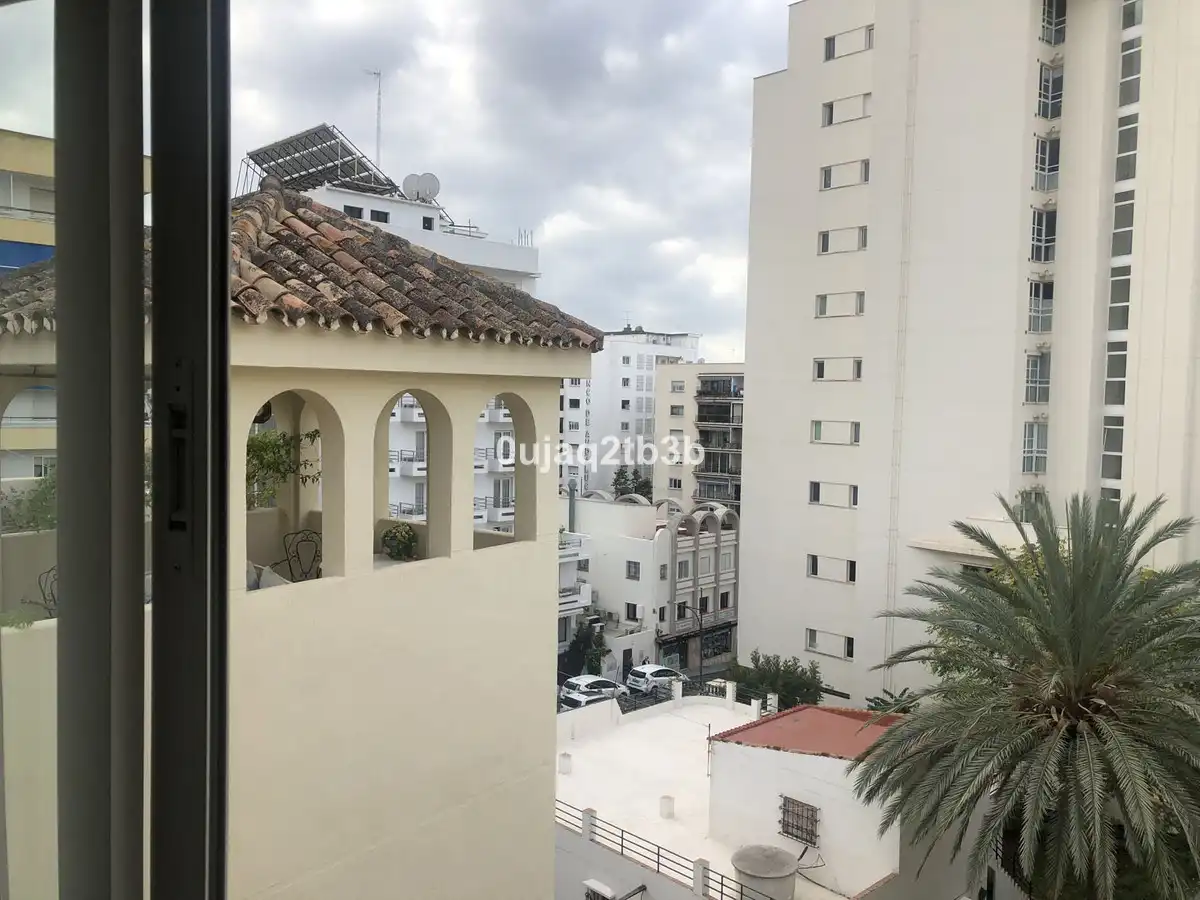 Vista exterior de Pis en venda en Marbella amb Aire condicionat, Terrassa i Traster
