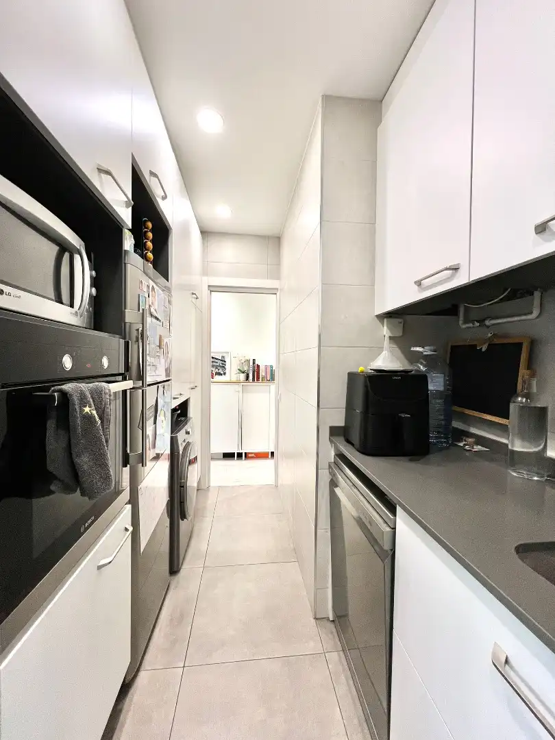 Küche von Wohnung zum Verkauf in Barcelona mit Heizung, Parkett und Balkon