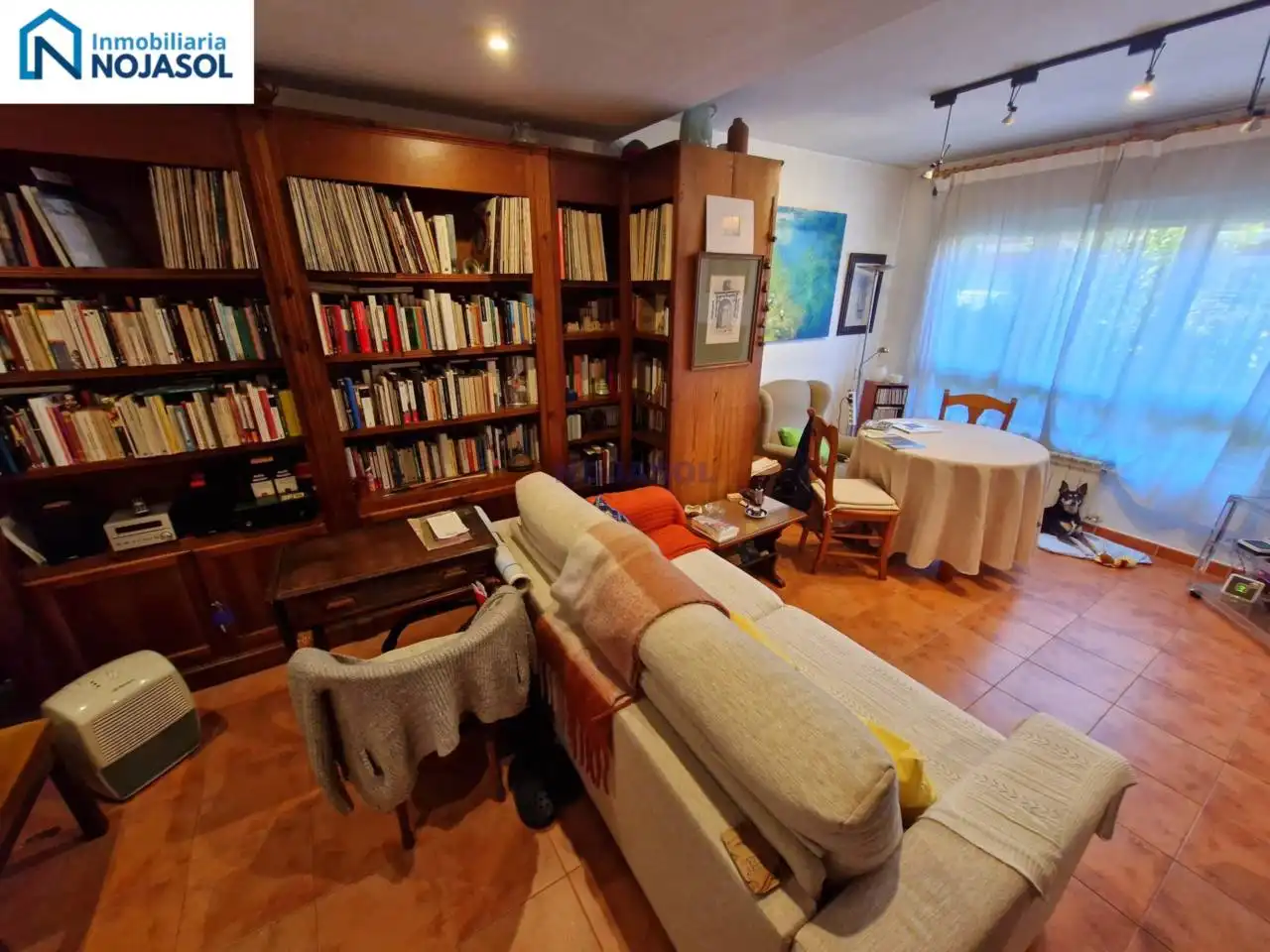 Sala d'estar de Casa adosada en venda en Escalante amb Calefacció, Jardí privat i Parquet