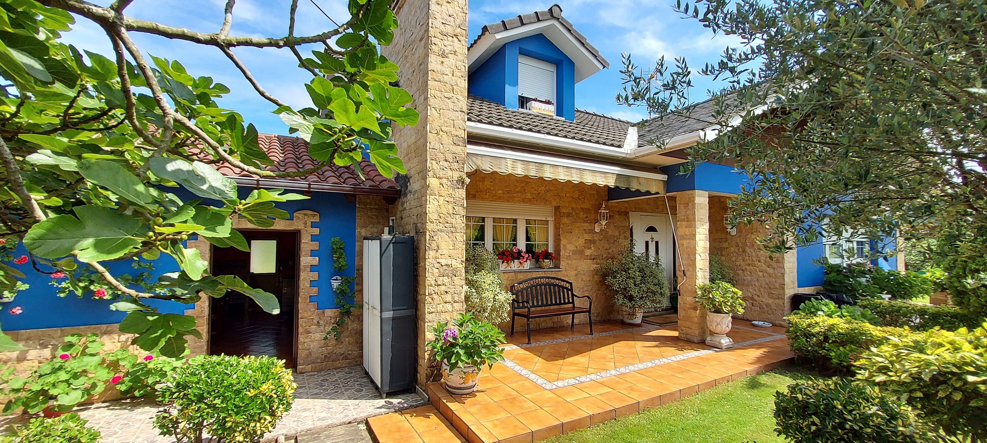 Vista exterior de Casa o xalet en venda en Castrillón amb Calefacció, Jardí privat i Parquet